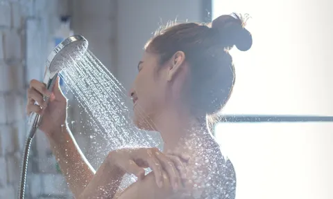 Chuyên gia cảnh báo: Đừng tắm nước lạnh trong ngày nắng nóng nếu bạn không muốn gặp nguy hiểm