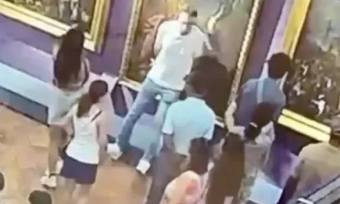 Clip: Tạo dáng "sống ảo" quá đà, du khách làm rách bức tranh cổ 300 năm tuổi