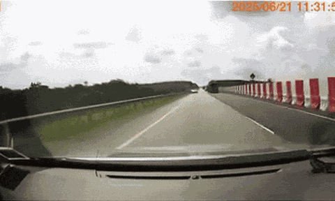 Clip: Giật mình phát hiện ô tô chạy ngược chiều trên cao tốc, hành động của lái xe gây bức xúc