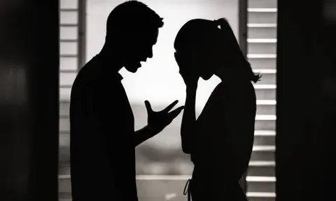 Nghi bị "cắm sừng", người chồng siết cổ vợ trong khách sạn rồi bỏ trốn