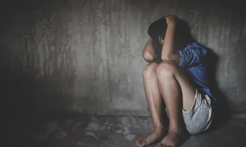 Bé gái khuyết tật nghi bị mẹ và cha dượng bạo hành đến tử vong