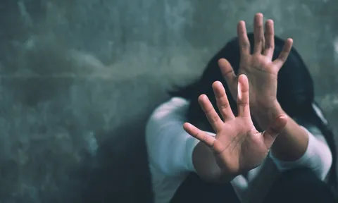 “Mẹ chỉ đứng nhìn mà không nói gì…”: Bé gái 13 tuổi nghẹn ngào kể lại giây phút bị người tình của mẹ cưỡng hiếp ngay trong phòng ngủ