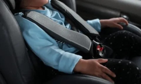 Bé trai 4 tuổi tử vong vì sốc nhiệt trong xe hơi: Câu chuyện đau lòng giữa trưa hè 39 độ