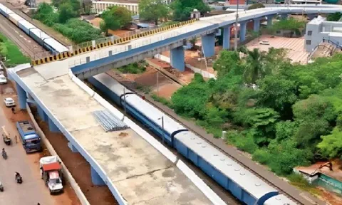 Thót tim với khúc cua 90 độ của chiếc cầu vượt 54 tỷ đồng ở Ấn Độ: Đình chỉ hàng loạt kĩ sư, dân mạng hoang mang