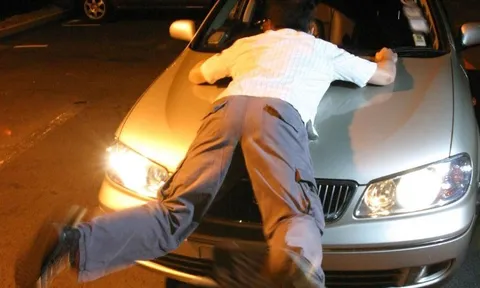 Bắt quả tang vợ khỏa thân với người đàn ông lạ trong ô tô, chồng bị hất văng khi cố chặn xe, nhập viện khẩn cấp