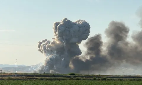 Clip: Hàng loạt tiếng nổ rung chuyển cả thị trấn, người dân California vội vàng tháo chạy ngay trước lễ Quốc khánh