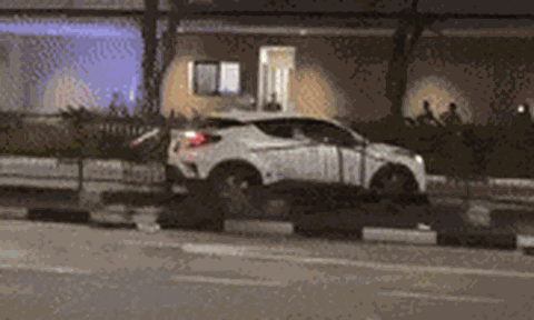 Clip: Ô tô đâm gãy lan can, lao lên vỉa hè, tài xế bị bắt vì nghi dùng chất cấm