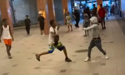 Clip: Cầm dao giữa đám đông, cậu bé 13 tuổi bị cảnh sát rút súng, yêu cầu đầu hàng