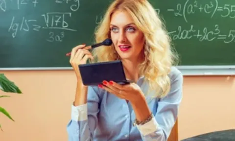 Cô giáo uống rượu giữa lớp, nhảy Macarena, chửi bới học sinh và cái kết