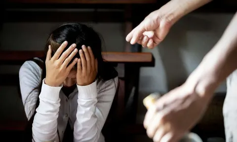 Không trả lời “em đã ăn cơm chưa?”, cô giáo bị chồng đánh tới tấp trước mặt học sinh