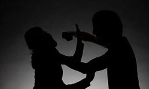 Bị mắng vì vay tiền không trả, người giúp việc bỗng nổi điên, ra tay tàn độc với mẹ con chủ nhà