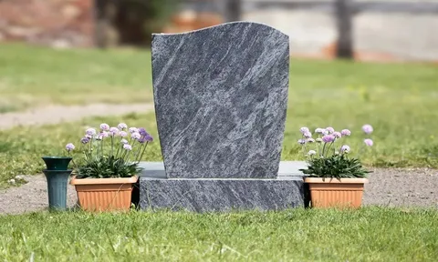 Tấm bia mộ đổ sập giữa ban ngày, bé trai 4 tuổi ra đi mãi mãi