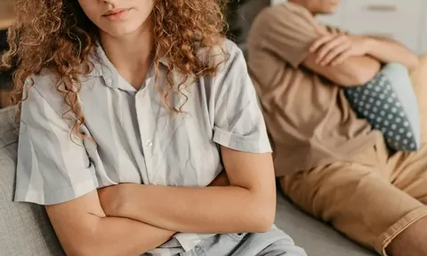 Yêu nhau 6 năm, anh vẫn chọn lễ hội, nhậu nhẹt thay vì dự đám cưới em gái tôi: "Tiệc gia đình chán lắm"