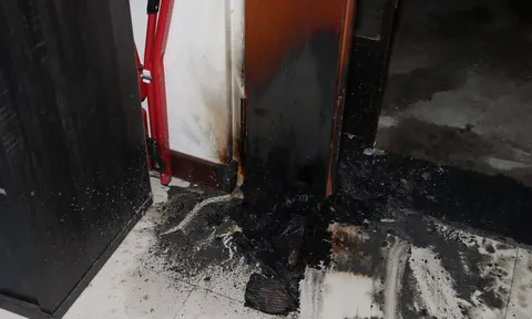 Bị bà ngó lơ, không cho vào nhà, nam thanh niên phóng hỏa ngay trước cửa để trả đũa và cái kết đắng ngắt