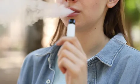 Cảnh báo từ bác sĩ: Khi mạng xã hội khiến trẻ nghĩ rằng hút vape là "sành điệu"