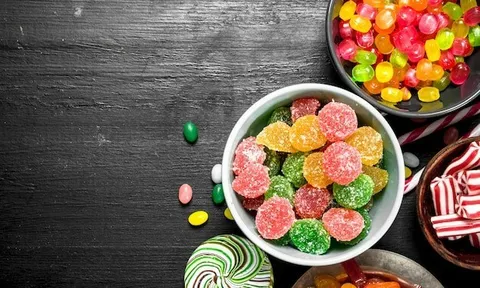 Bé gái suýt mất mạng vì ăn nhầm kẹo lạ, cha lên tiếng đòi công lý