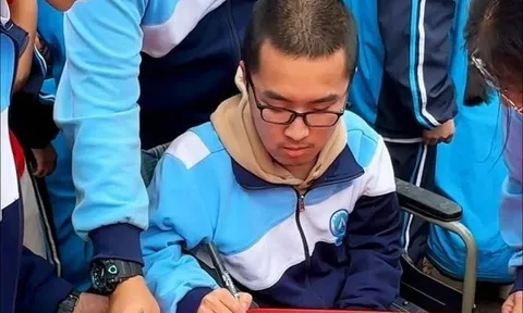 Cảm động câu chuyện người cha cõng con đi học suốt 12 năm trời, chỉ nói một câu khiến ai cũng nghẹn ngào