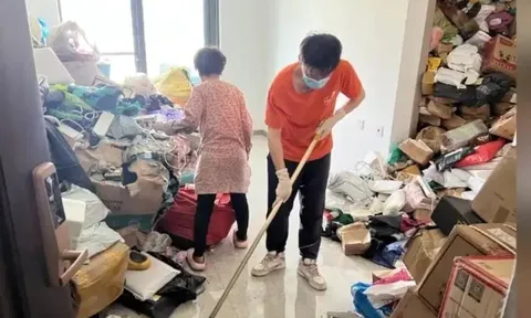 Căn hộ bốc mùi, ruồi gián đầy hành lang: Tất cả bắt đầu từ thói quen mua sắm online của bà cụ U70