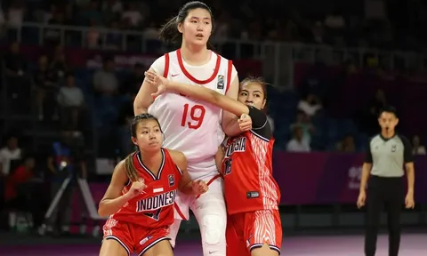 Clip:  "Vạn Lý Trường Thành di động" ra mắt tuyển bóng rổ nữ Trung Quốc, cao 2,26m khiến đối thủ "khóc thét"