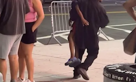 Clip: Bố mẹ truy đuổi nghẹt thở khi bé trai 6 tuổi suýt bị bắt cóc giữa phố đông người