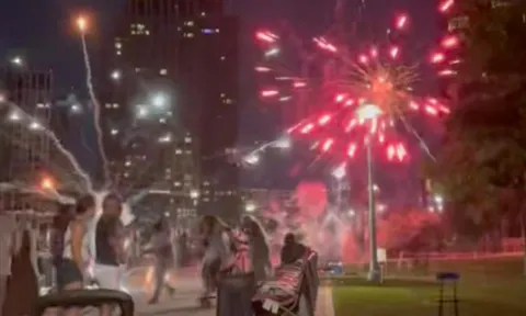 Clip: Đang xem pháo hoa, cả gia đình bỗng hoảng loạn tháo chạy, trẻ nhỏ khóc thét giữa công viên