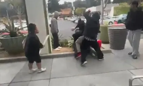 Clip: Xếp hàng mua thẻ Pokémon, ba thanh niên bỗng lao vào đánh nhau, máu đổ giữa phố