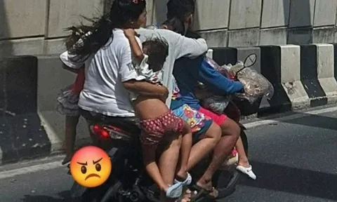 Cả gia đình 7 người "chênh vênh" trên 1 chiếc xe máy, trẻ nhỏ suýt tuột khỏi tay mẹ khiến dân mạng phẫn nộ