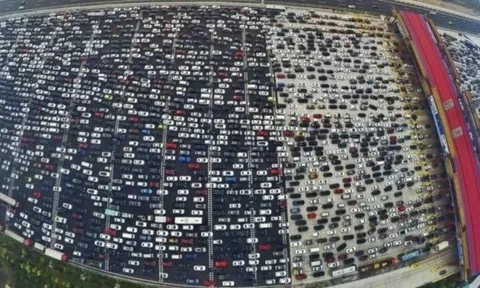Vụ kẹt xe kinh hoàng nhất lịch sử Trung Quốc: 100km tê liệt suốt 12 ngày, hàng trăm nghìn người vật vờ giữa quốc lộ