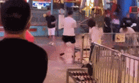 Clip: Ghế bay loạn xạ, người gục ngã, cảnh sát phải vào cuộc sau vụ hỗn chiến giữa trung tâm thương mại