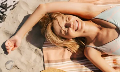 Tắm nắng giữa trời 40 độ để “trừ ẩm”, người phụ nữ hôn mê suýt chết: Bác sĩ cảnh báo những sai lầm này