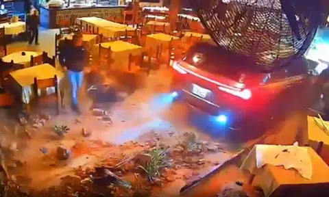 SỐC: Bị đuổi khỏi nhà hàng, người đàn ông lái Lexus tông sập tường trả thù như phim hành động