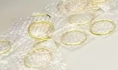 Cụ bà nhặt được hộp rác chứa số vàng trị giá cả tỷ đồng, hành động sau đó khiến ai cũng nể phục