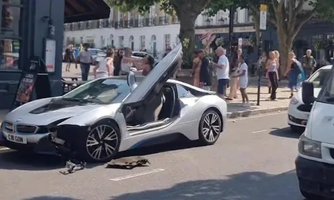 Clip: Cô gái bước ra từ BMW tiền tỷ, hành xử “khó đỡ” sau va chạm giao thông khiến ai cũng ngán ngẩm