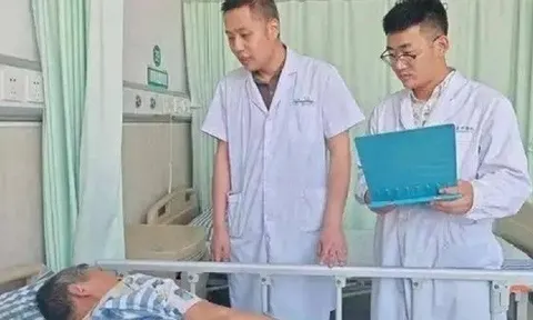 Ngồi nghỉ trên tảng đá giữa trưa nắng, cụ bà phải nhập viện và cấy ghép da: Bác sĩ cảnh báo điều này