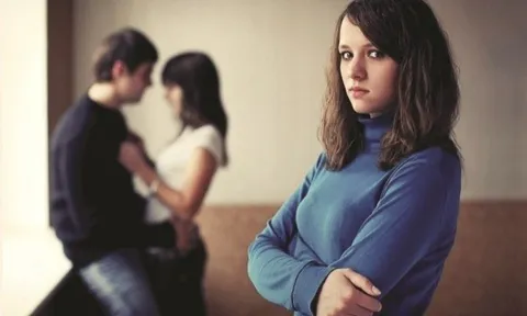 "Em gái mưa" nhắn tin hẹn hò, chồng không thanh minh mà lại đổ lỗi ngược khiến tôi đau đớn