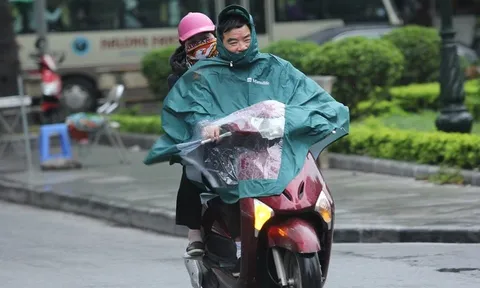 Dừng xe mặc áo mưa có thể bị phạt tới 14 triệu đồng trong trường hợp này