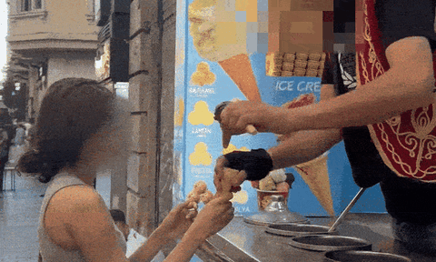 Clip: Cô gái bị người bán kem nhét ốc quế vào ngực ngay giữa ban ngày