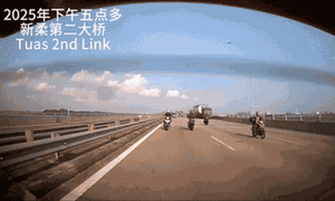 Clip: Xe bồn chở hóa chất rơi xuống biển sau tai nạn, một cảnh báo rủi ro môi trường lập tức được đưa ra