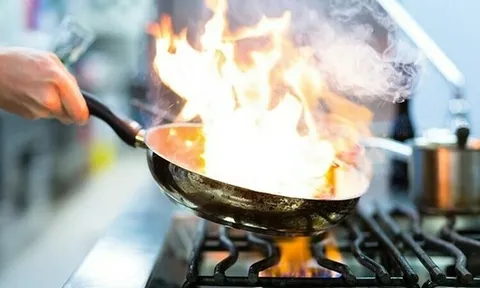 Cãi nhau với khách, nữ nhân viên nổi điên tạt dầu sôi khiến 2 người nhập viện