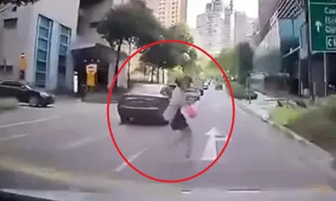 Clip: Băng qua đường bất ngờ, người phụ nữ bị ô tô hất bay giữa phố