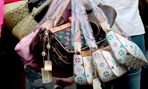 Hà Nội: Tạm giữ gần 2.500 sản phẩm thời trang nghi giả mạo Louis Vuitton, Chanel, Dior...
