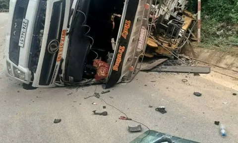 Rùng mình xem cảnh xe tải mất lái, va trúng người phụ nữ bán hoa quả ven đường khiến nạn nhân bị thương nặng