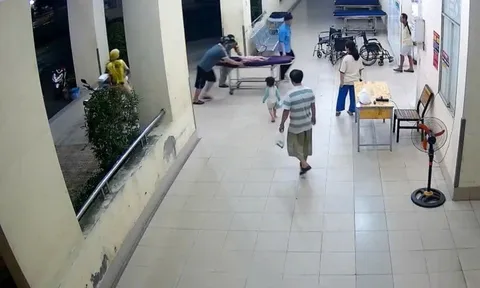 Người dân bế con tím tái kêu cứu, CSGT mở đường đưa bé gái 1 tuổi đi cấp cứu giữa đêm