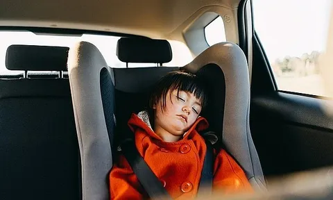 Bé trai 2 tuổi bị bỏ quên suốt 8 giờ trong ô tô giữa trời nắng nóng, hậu quả khiến ai cũng xót xa