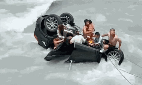 Clip: Ô tô chở 7 người mất lái lao xuống sông, bé gái 7 tuổi thiệt mạng, người dân liều mình giải cứu