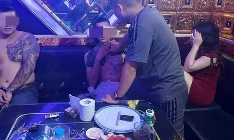 Cảnh sát ập vào bắt quả tang 3 nam thanh niên làm điều xấu sau cánh cửa phòng VIP quán karaoke