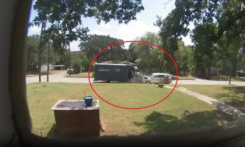 Clip: Tài xế ngủ quên, tông trực diện vào vào xe giao hàng đang đỗ ven đường, nhân viên vẫn tập tễnh hỏi khách: “Chị nhận được hàng chưa?”