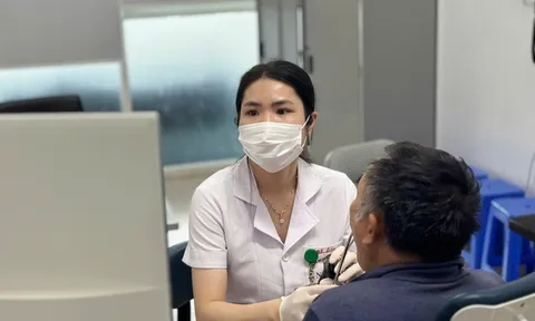 Vừa ăn vừa xem điện thoại, người đàn ông bị hóc xương cá, cắm sâu vào họng: Bác sĩ cảnh báo điều này