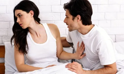 Vợ ngày càng xinh đẹp nhưng suốt hơn 2 năm liên tục “né” chồng, không cho gần gũi mỗi đêm, anh chết lặng khi biết lý do thật sự qua nhóm chat kín