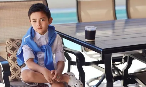 Con trai chuẩn thiếu gia nhà Đan Trường bước xuống xe hơi để giúp người nghèo khó, mẹ đại gia chứng kiến mà cảm động